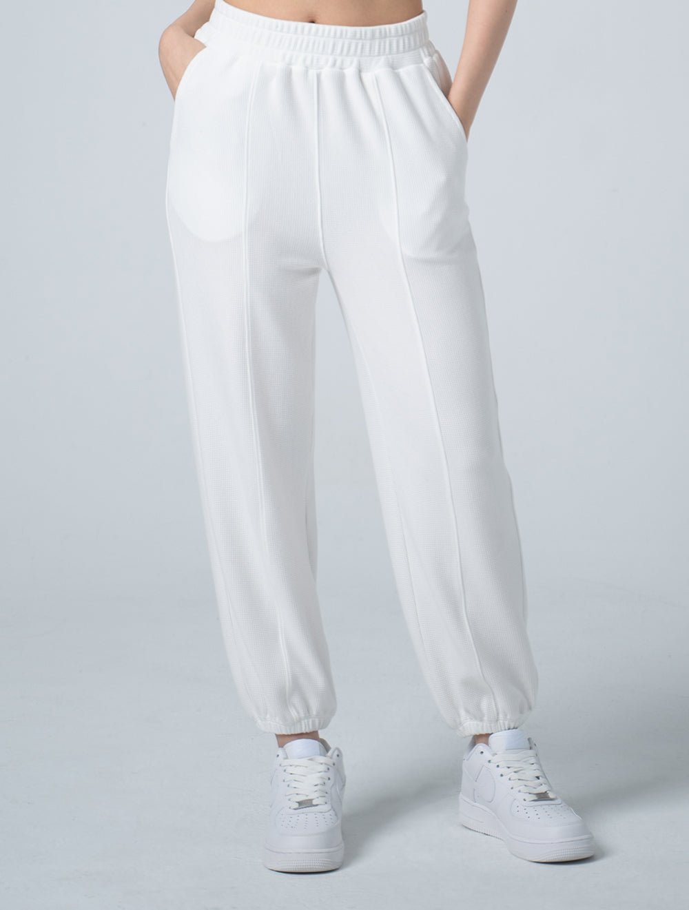 Wafflux™ 雲感縮口長褲25 - 2 (白) - AROAK 機能健身服飾 | 專為健人打造