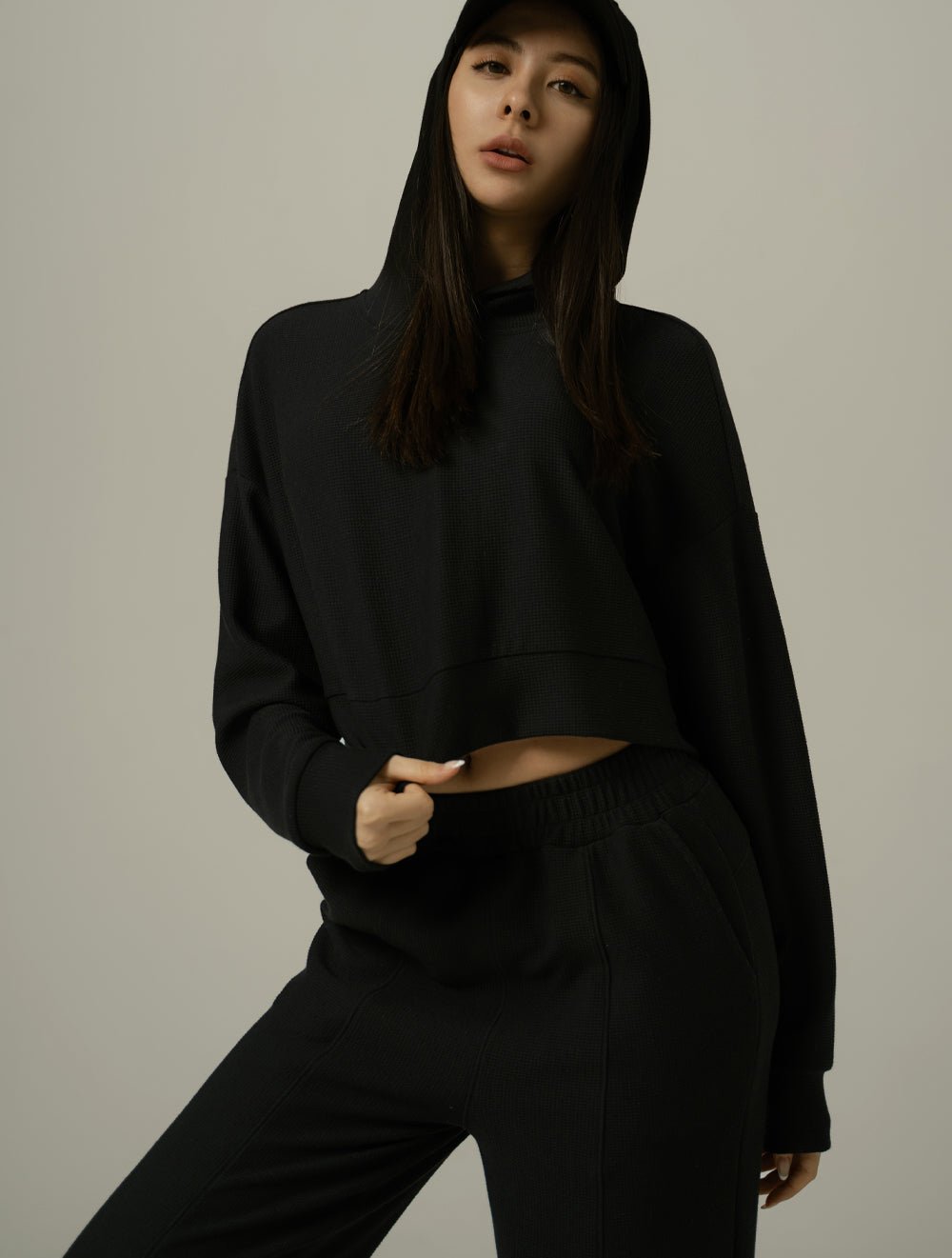 Wafflux™ 雲感短版連帽上衣 25 - 2 (黑) - AROAK 機能健身服飾 | 專為健人打造