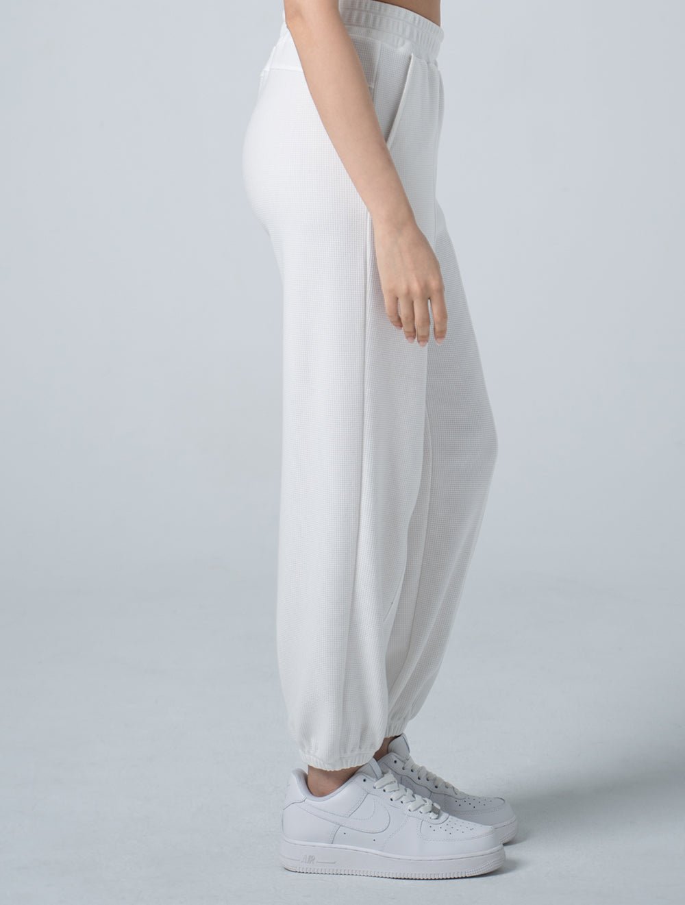 Wafflux™ 雲感縮口長褲25 - 2 (白) - AROAK 機能健身服飾 | 專為健人打造